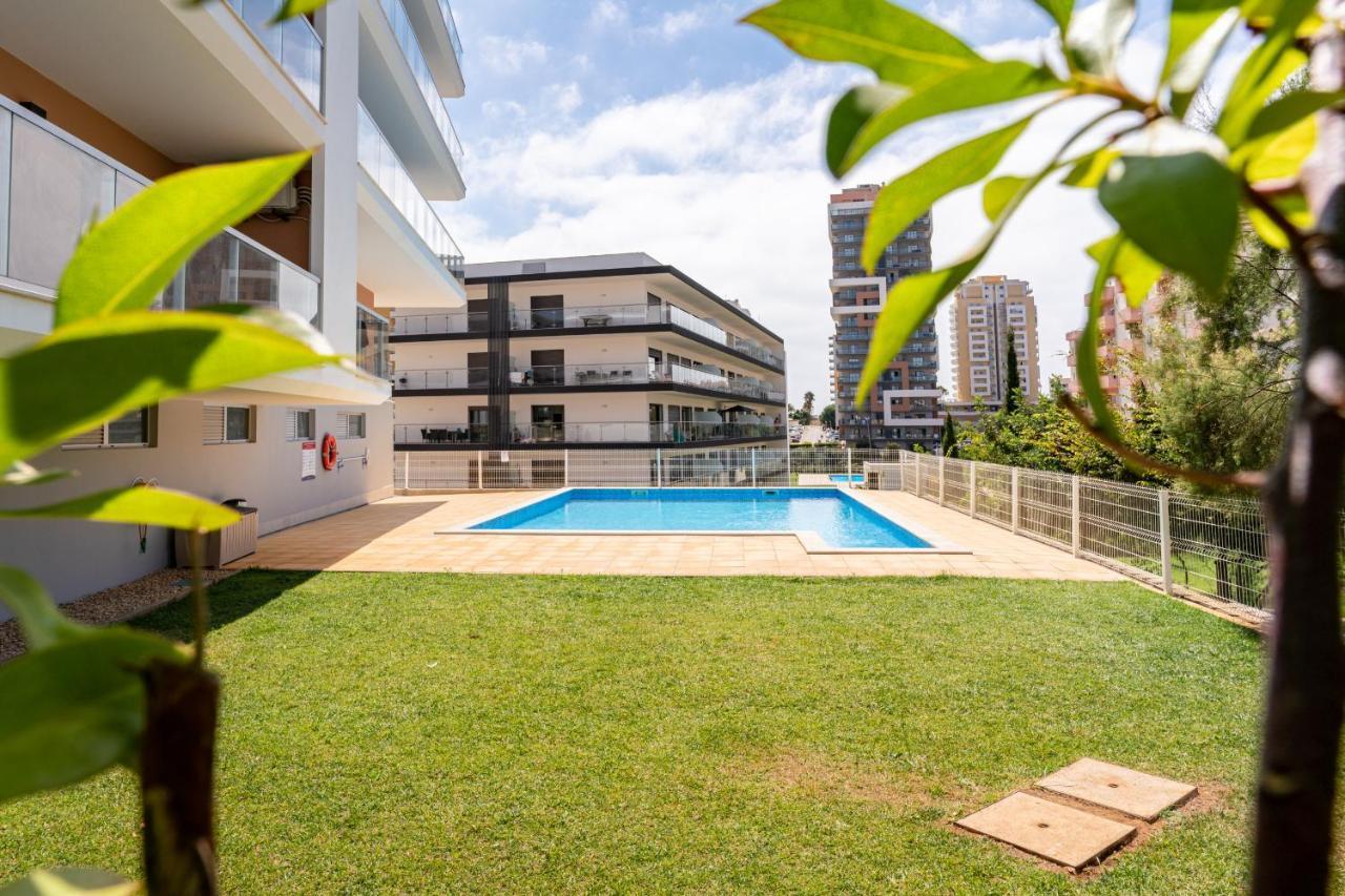Sunny Brand New 2-Bedroom Apt - 500M From Praia Da Rocha With Ac And Pool! 포티마오 외부 사진