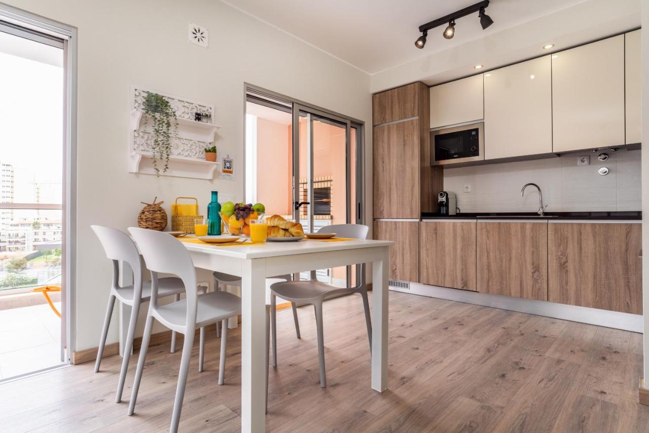 Sunny Brand New 2-Bedroom Apt - 500M From Praia Da Rocha With Ac And Pool! 포티마오 외부 사진