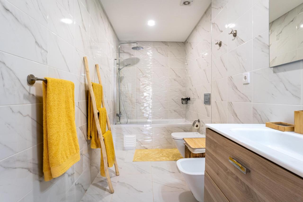 Sunny Brand New 2-Bedroom Apt - 500M From Praia Da Rocha With Ac And Pool! 포티마오 외부 사진